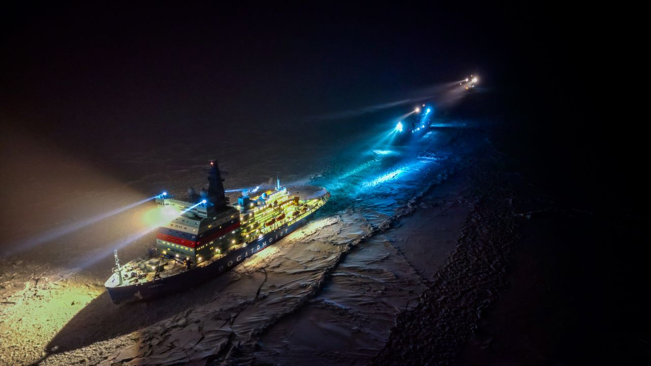 Восемь атомных ледоколов в новогоднюю ночь будут обеспечивать проводки в акватории Севморпути Как сообщили в пресс службе АО Атомфлот экипаж создаст особое настроение Моряки украсят новогодние елки сделают друг другу подарки а главный сюрприз останется за судовыми поварами Праздничное меню традиционно держится под секретом однако капитаны уже знают чем в Новый год порадуют экипаж Наш повар постарается сделать праздничный стол максимально по домашнему Основным блюдом станет томленый цыпленок табака салат оливье сельдь под шубой холодец и бутерброды с красной икрой делится капитан головного универсального атомного ледокола Арктика Василий Губкин Фото главного инженера СУАЛ Сибирь Олега Питаленко Все самые важные новости Telegram MAX