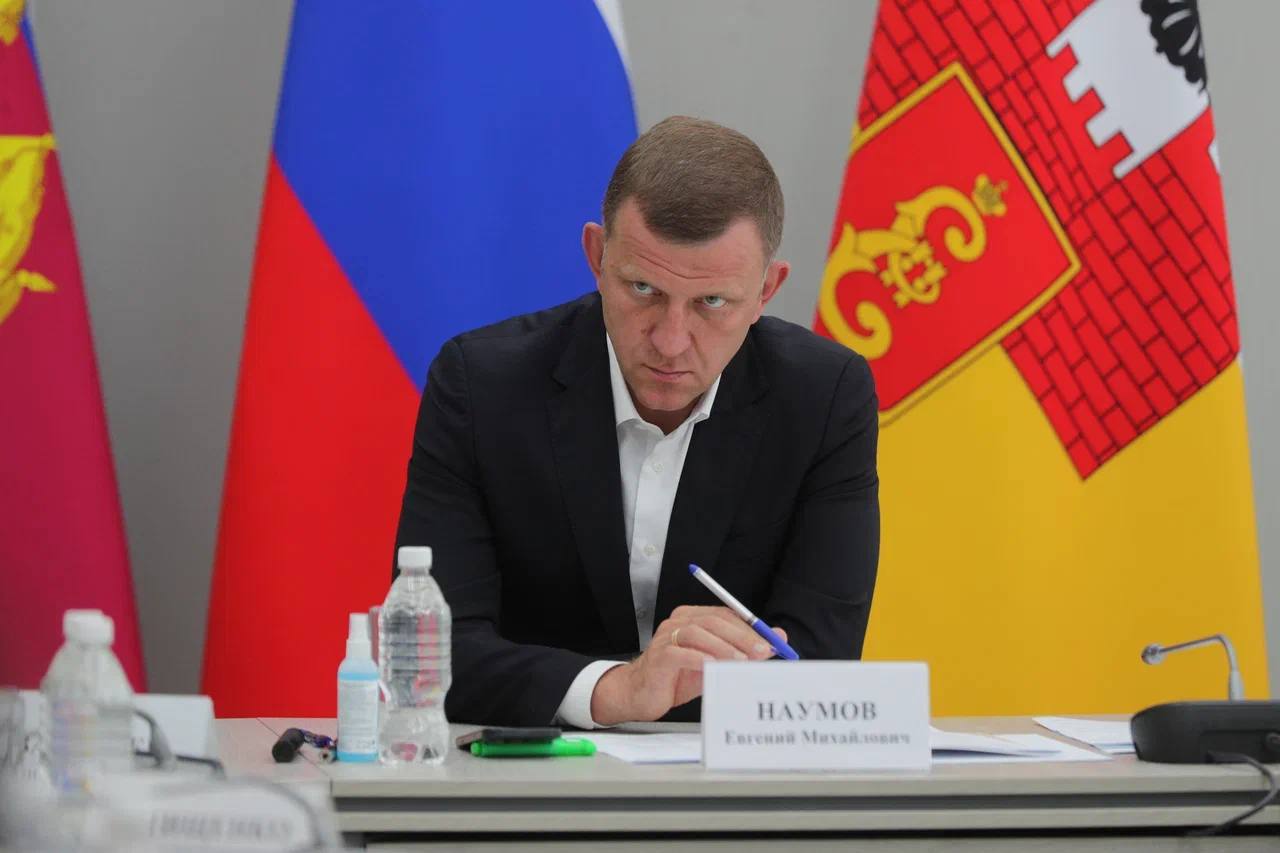 Провёл совещание по развитию системы видеонаблюдения. Поручил подготовить перспективную программу внедрения видеоаналитики.  С начала года в Краснодаре установили 97 новых камер и заменили свыше 230 старых. Локальные системы наблюдения интегрированы в подземном переходе на ул. Красных Партизан, в скверах Гатова и Героев-Танкистов. Сегодня 1777 муниципальных камер следят за безопасностью в городе. Все данные с них поступают по защищённому каналу и хранятся не менее 30 суток.   Объекты торговли, гостиницы, банки и жилые комплексы поддержали решение интегрировать свои камеры в нашу муниципальную систему. В перспективе мы сможем собирать сигнал с 13 тысяч камер. Дополнительно начнём работу с АЗС. Это обеспечит полный контроль за автопотоком в столице Кубани.   Наша главная задача – установить мощные серверы для нейроаналитики данных. Сейчас искусственный интеллект распознаёт остановку машин в неположенных местах, дым и возгорания, купание в водоёмах, следит за сохранностью мемориалов через 16 камер. Это выводит работу ЕДДС и безопасность в Краснодаре на новый уровень.  #безопасностьКРД