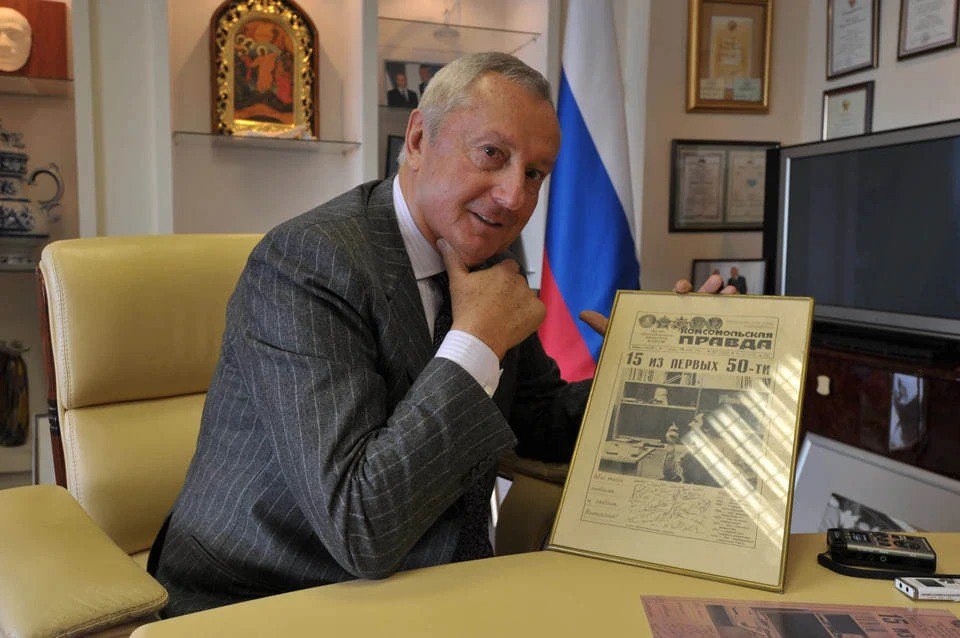 Виталий Игнатенко вновь назначен гендиректором Общественного телевидения России Коллектив "Комсомольской правды" от всей души поздравляет бывшего коллегу с назначением. С гордостью заявляем, что Виталий Игнатенко начал работать в "КП" еще, будучи стажером и учась на журфаке МГУ в 1963 году. Позже стал корреспондентом, возглавил отдел и занял пост первого заместителя главного редактора. Именно Игнатенко в 1970-х запустил в "Комсомолке" легендарную рубрику "Журналист меняет профессию". Сам писал туда активно: служил матросом, работал официантом, ходил с партизанами по африканским джунглям. Работая в "КП", он добился, чтобы его родному Сочи присвоили орден Отечественной войны. Сейчас же Виталий Игнатенко занимает пост главы ОТР с июля 2021 года. До этого он также долгое время возглавлял ИТАР-ТАСС и входил в Совет Федерации.