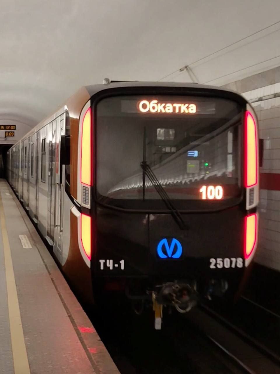 На новой шестой линии поезда будут ходить с увеличенным интервалом Об этом сообщил начальник Петербургского метрополитена Евгений Козин в эфире 78 канала Это связано с прогнозируемым пассажиропотоком на участке где будет всего две станции Юго Западная и Путиловская Впрочем Козин отметил что диспетчер всегда сможет выдать состав из резерва если нужно будет срочно усилить движение на линии В дальнейшем когда линия обзаведётся другими станциями ближе к центру интервал будет сокращён Читай нас в MAX Подпишись на Комсомольскую правду СПб