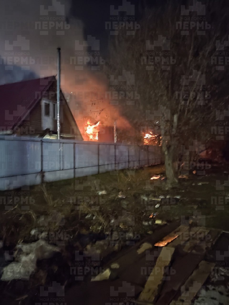 В соцсетях обсуждают пожар в «Давыдовских банях» — горело одно строение. В МЧС сообщают, что пострадавших нет, два человека эвакуировались самостоятельно. Администратор сообщества комплекса во «ВКонтакте» рассказала, что причины пожара сейчас устанавливают. С сегодня «Давыдовские бани» работают в штатном режиме. Фото: МОЙ ГОРОД — ПЕРМЬ! Подписаться Прислать новость