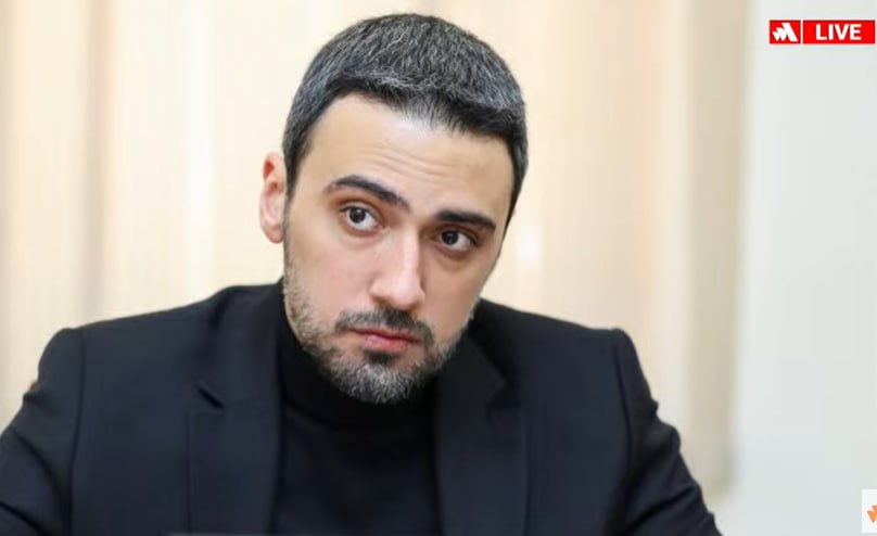 Сообщение против Самвела Карапетяна лично представила генпрокурор РА: Арам Вардеванян Со стороны генерального прокурора Армении на основании изучения пресс-релиза было представлено сообщение против мецената Самвела Карапетяна. Об этом на пресс-конференции сообщил адвокат Арам Вардеванян. «Сообщение было лично представлено генеральным прокурором РА, после чего сотни сотрудников правоохранительных органов вторглись в особняк Самвела Карапетяна. После этого ордер на арест был отменен, и Самвел Карапетян находился на свободе около часа. Затем его снова задержали с условием подачи ходатайства об избрании меры пресечения в виде ареста. Общественность видела, что Самвел Карапетян добровольно явился. Суд считал, что существуют риски, что Самвел Карапетян скроется», — заявил адвокат. Он напомнил, что речь идет о предполагаемом преступлении средней тяжести. По словам Вардеваняна, это обстоятельство беспрецедентно в международной практике: «Предполагаемое преступление средней тяжести в отношении человека, внесенного в список Forbes, благотворителя, пользующегося уважением в Армении. Это беспрецедентно». • Дзен • Сайт • TikTok • Facebook • Instagram • YouTube • X/twitter