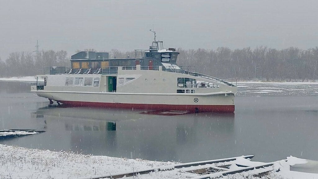 В Самаре спущено на воду третье пассажирское судно проекта PV20S  Сегодня в Самаре состоялась торжественная церемония спуска на воду третьего пассажирского судна проекта PV20S, построенного ЗАО «Нефтефлот» под техническим наблюдением специалистов Самарского участка Астраханского филиала Российского морского регистра судоходства.  Судно строится на производственной площадке ЗАО «Нефтефлот» по проекту «Морского инженерного бюро СПб». Стальное самоходное двухвинтовое пассажирское судно прибрежного плавания предназначено для регулярных перевозок до 200 пассажиров на внутригородских и прибрежных линиях. Проект компании «Морское Инженерное Бюро — дизайн СПб» предусматривает оснащение двухъярусной надстройкой с вертикальным форштевнем, транцевой кормовой оконечностью...  Читать далее:        - подпишись  Кстати, а вы хотите чтобы на этом канале появились новости о вашей компании? Это бесплатно! Подробнее здесь: