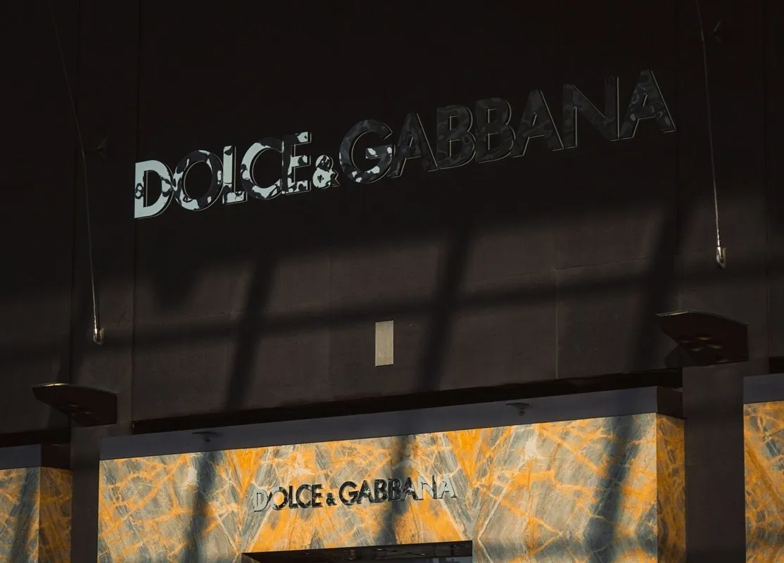Один из основателей Dolce Gabbana Стефано Габбана покинул должность председателя совета директоров Он рассматривает продажу своей доли в модном доме которая составляет около 40 Фото Ruth C Unsplash com