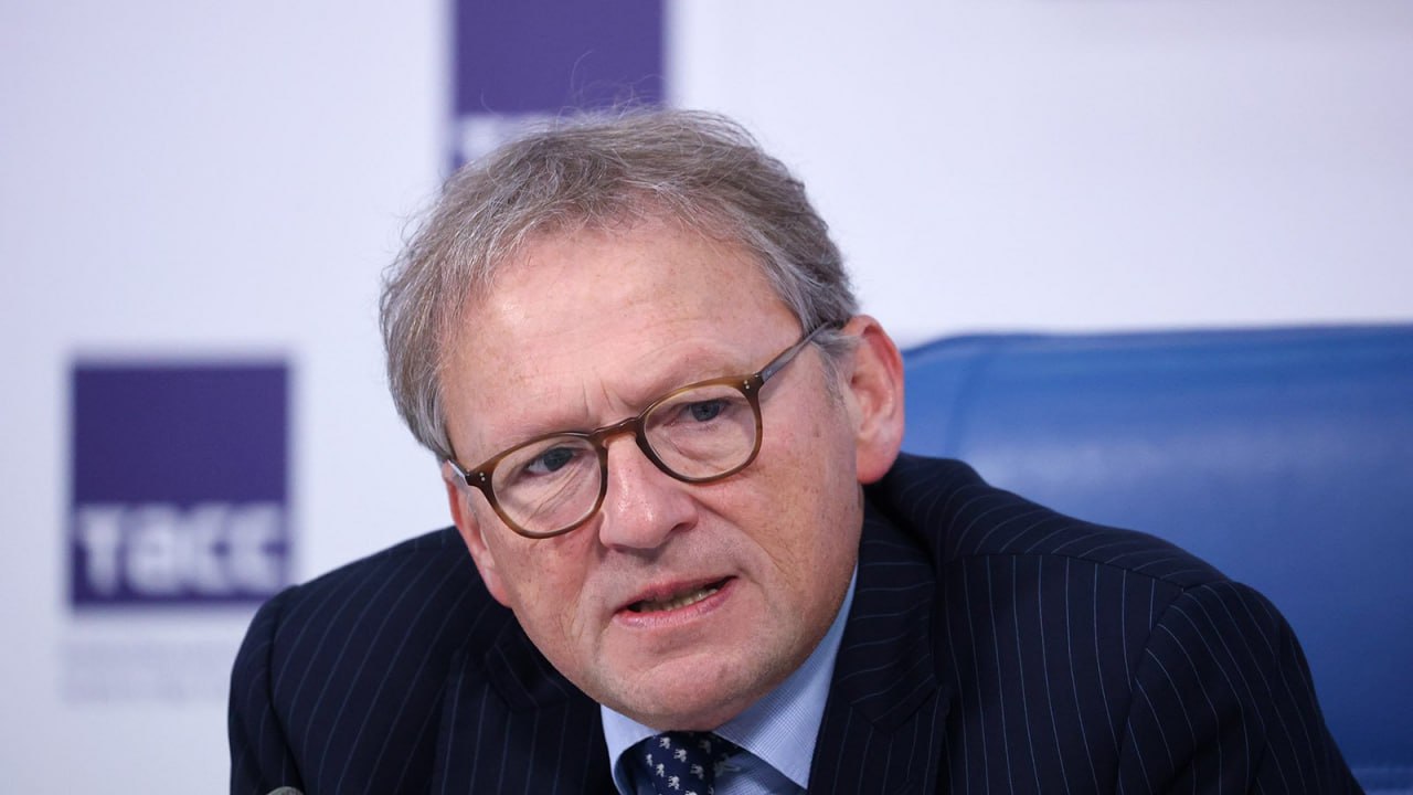 Антироссийские санкции будут отменены в силу объективного положения дел в мире, у этого есть экономическое обоснование. Потому что если наша экономика показала устойчивость и даже рост, который, к сожалению, немножко снижается из-за политики Центробанка, прежде всего, но тем не менее это по-прежнему рост, то Европа сегодня показывает по крайней мере первые признаки стагнации, — отметил спецпредставитель президента Борис Титов.