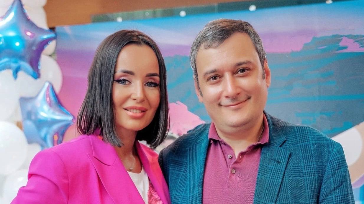 Самая крупная сумма на банковских счетах среди кандидатов в губернаторы в этом году зафиксирована у врио курского губернатора Александра Хинштейна И это в общем то вполне вменяемые 48 7 млн рублей Доход кандидата за прошлый год работы в Госдуме и за творческую деятельность составил 11 7 млн рублей Александр Хинштейн также лидер всероссийской предвыборной гонки в категории недвижимое имущество им задекларирован дом в Подмосковье площадью 380 кв м участок в 17 400 кв метров также в Московской области кроме этого квартира в Москве на 43 квадрата В общем всё по чесноку Из транспорта у врио официально только снегоход Супруга Александра Хинштейна актриса Ольга Полякова ездит на десятилетнем автомобиле INFINITI QX 60 2016 года выпуска Красивая женщина на красивой машине Официальный доход Ольги Александровны составил 3 19 млн рублей У Геннадия Баева на счету 94 тысячи рублей а заработок за прошлый год составил 3 7 млн рублей Источник зарплата в Облдуме доход от вкладов и ценных бумаг У Баева 2 земельных участка 2 жилых дома 280 и 57 9 кв метров и четверть доли в маленькой квартире 39 кв метров Ездит он на Toyota Land Cruiser 2003 года Зато у жены Баева BMW X6 и чуть меньше 300 тысяч зарплаты за год в администрации Курской области У обоих супругов Бобовниковых весь доход за прошлый год зарплата в Курском городском собрании У кандидата Алексея Николаевича чуть больше миллиона у жены Ольги Анатольевны 744 тысячи Машина у них одна скромный Hyundai Solaris записан на мужа У супруга также в собственности 2 квартиры по 32 8 и 59 8 кв м У жены отдельно есть во владении 2 квартиры по 45 и 23 кв м Алексей Томанов также заработал чуть больше 1 миллиона за год на 3 работах в администрации Курской области МУП Гортеплосети и в торгово промышленной плате Из недвижимости у него в общей долевой собственности квартира площадью 37 5 кв м из движимого имущества автомобиль Hyundai Elantra Супруга Томанова Екатерина Фёдоровна работает в страховой компании Астро Волга где заработала за год 830 тысяч рублей Ездит она на маленьком Kia Picanto Курская аномалия