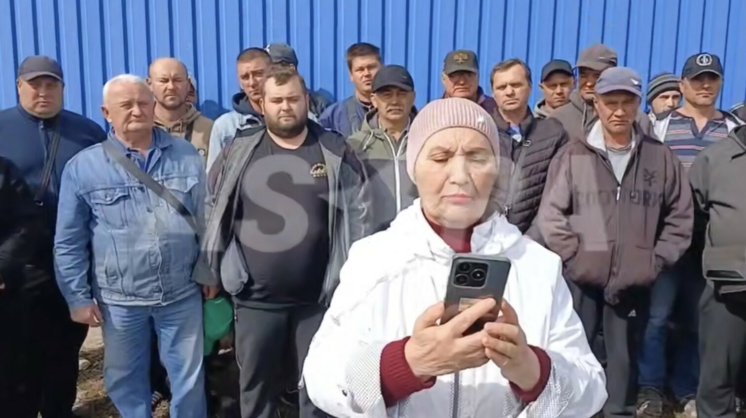 Русский мир на новых территориях вооруженные рейдерские захваты в Запорожской области В оккупированной части Запорожской области у фермеров отобрали агропредприятие и урожай На территорию хозяйства зашла неизвестная компания с вооружённой охраной   Прислать новость