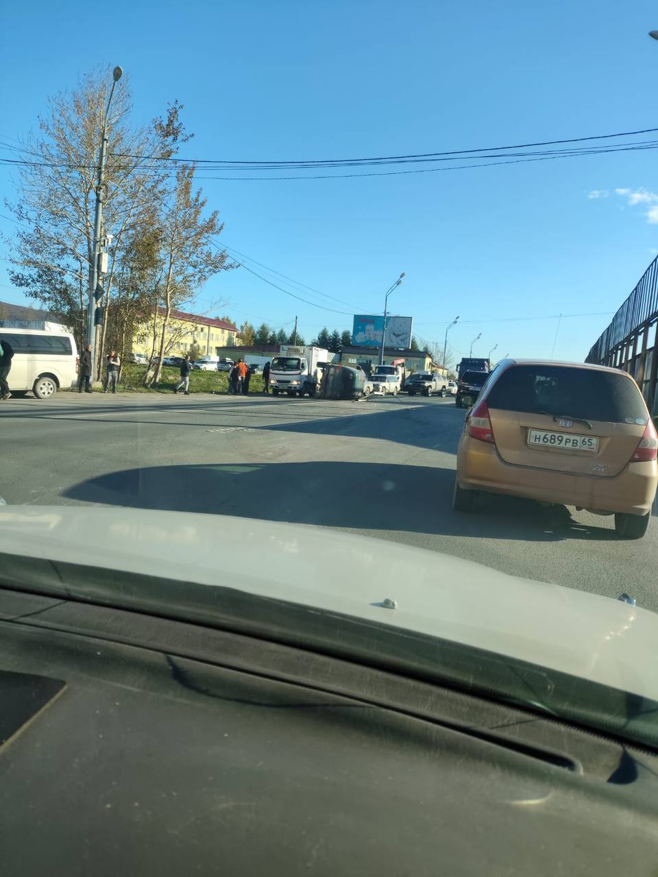 Делика опрокинулась на бок от удара ДТП в Южно Сахалинске 13 октября в около 17 часов возле перекрёстка улиц Железнодорожной и Пограничной произошло серьёзное ДТП столкнулись Mitsubishi Delica и Toyota Corolla Fielder От удара минивэн опрокинулся на бок