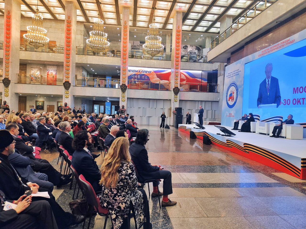 В Музее Победы проходит Всемирная тематическая конференция российских соотечественников проживающих за рубежом На Поклонной горе в Москве проходит Всемирная тематическая конференция российских соотечественников проживающих за рубежом Тематика конференции посвящена 80 летию Великой Победы Перед началом работы конференции состоялась церемония возложения цветов в зале Памяти и Скорби Музея Победы В пленарной дискуссии Вторая мировая война невыученные уроки истории принимают участие активисты общественных объединений члены Федерального Собрания представители профильных федеральных и региональных органов исполнительной власти Российской Федерации Мероприятие продлится 29 и 30 октября объединив соотечественников из порядка 90 стран