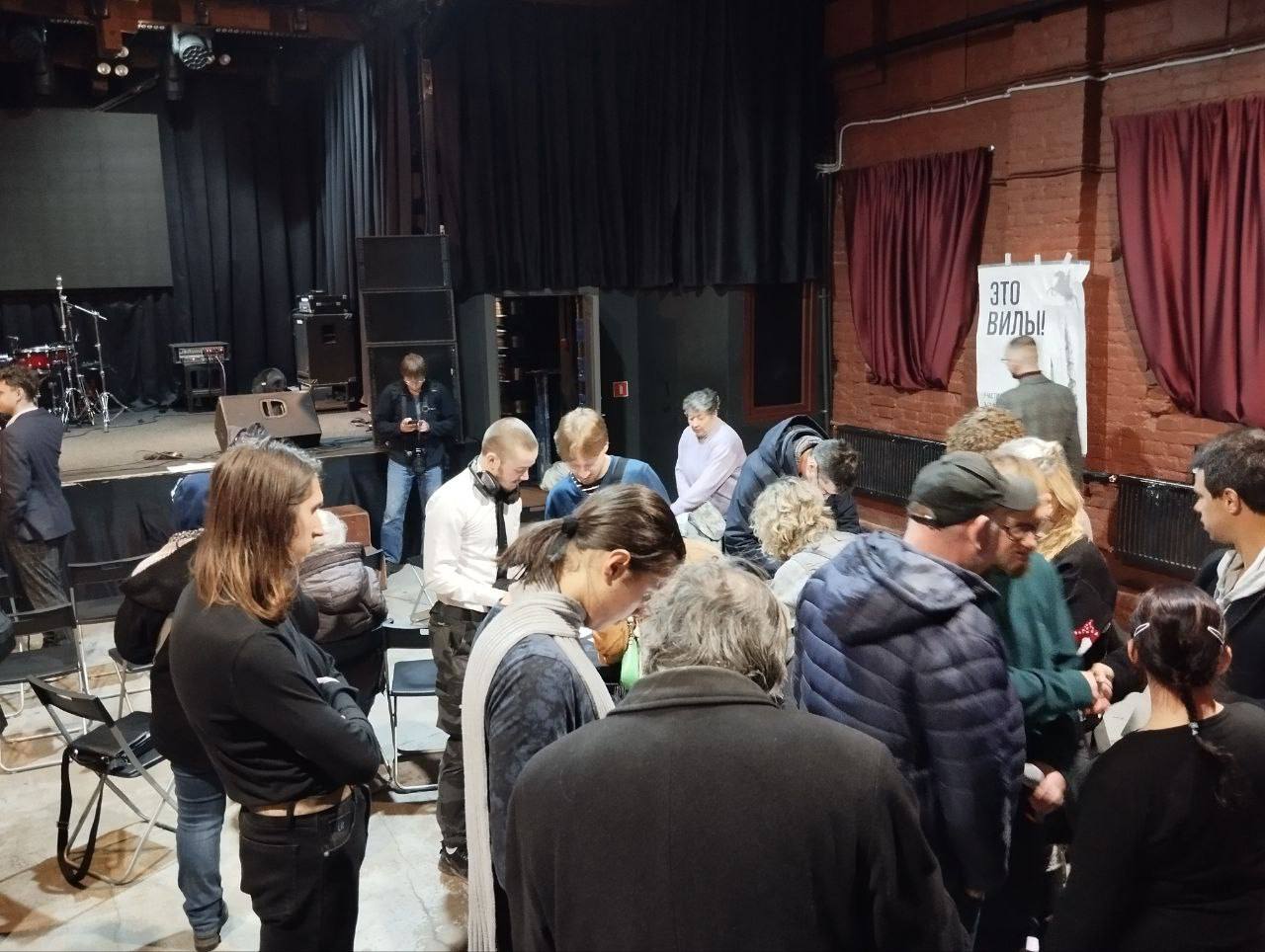 В Петербурге снова не смогли собрать активистов для организации референдума против новых небоскрёбов Противники строительства небоскрёбов в Петербурге снова не смогли провести собрание для организации референдума На их встречу в воскресенье в клуб Сердце на Лиговском проспекте по подсчётам Ротонды пришло всего 150 человек Для организации референдума нужно собрание инициативной группы из 300 человек Сами организаторы уже заявили что готовы вновь попытаться организовать встречу Будем встречаться пока не соберётся нужное число людей Встречу назначали в саду Сан Галли но там решили срочно именно в этот день убрать листву Собрание перенесли в клуб но туда пришли полицейские Двоих участников встречи увезли в отдел Это уже вторая попытка градозащитников провести собрание инициативной группы для организации референдума На прошлую встречу пришло порядка 130 человек Строительство двух новых небоскрёбов высотой 555 и 703 метра Газпром за планировал рядом с уже существующим в районе Лахты Возвести их хотят к 2031 году На строительных площадках уже проводят инженерную подготовку