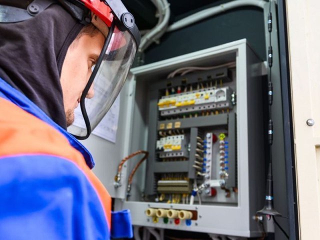 «Мособлэнерго» запланировало проведение ремонтных работ на электросетях в Люберцах 18 июня. Минэнерго Московской области сообщает, что энергетики проведут техническое обслуживание оборудования в Люберцах. «Мособлэнерго» предупреждает жителей городского округа Люберцы о плановых отключениях электроэнергии 18 июня 2025 года. Это связано с проведением технических работ на энергообъектах компании, направленных на повышение надежности электроснабжения потребителей. Об этом информирует Министерство энергетики Московской области. Отключения коснутся следующих адресов в посёлке Красково: Красковское шоссе, дома № 53, 58, 60, 61, 62, 63, 64, 66, 67, 68, 71; улица Федянина, дом № 11; улица Мичурина, дома № 43А, 43Б, 45; Малаховский проезд, дома № 1-4, 11, 13, 18, 20, 23, 25, 27, 28; улица Гладкова, дома № 1, 1А, 2, 2А, 52А; Пролетарский проезд, дома № 2, 4, 6, 13, 20;
