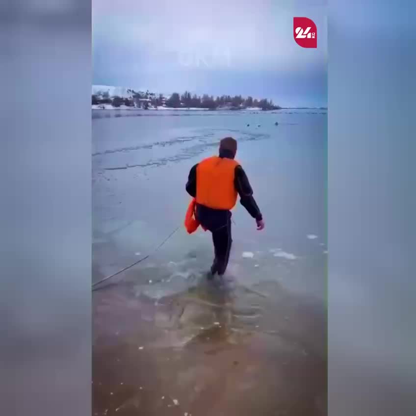 МЧС успешно спасает людей, провалившихся под лёд в Караколе