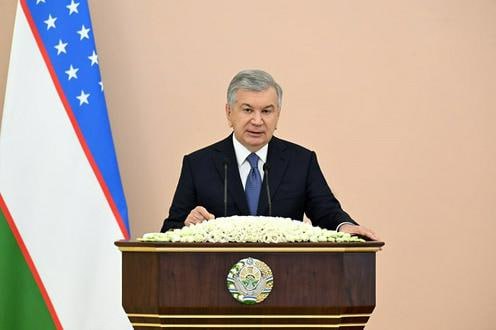 Президент Узбекистана Шавкат Мирзиёев поручил ответственным лицам взять под особый контроль 377 стратегических инвестиционных проектов на 165 млрд При этом глава государства указал на то что в прошлом году из за различных организационных проблем были отложены 55 крупных инициатив Данная тема обсуждалась на совещании по вопросам экономического роста в отдельных отраслях передает пресс служба руководителя страны Отмечалось что только в этом году запланировано привлечь в экономику республики иностранные инвестиции в объеме 50 млрд Как подчеркнул Мирзиёев новые проекты прежде всего должны способствовать производству экспортоориентированной продукции с высокой добавленной стоимостью обеспечивать эффективное использование ресурсов и создавать высокодоходные рабочие места Далее на нашем сайте Актуальные новости из Центральной Азии fergananews