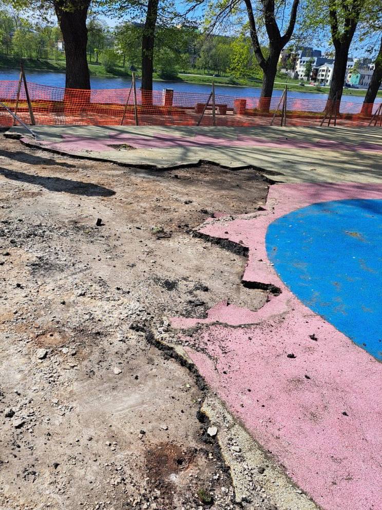 В Пскове до конца июня на улице Георгиевской появится новая детская площадка Площадку оборудуют в рамках национального проекта «Инфраструктура для жизни». Она будет расположена рядом с домом №4 на улице Георгиевской. Об этом сообщил Глава города Пскова Борис Елкин в своём Telegram-канале. На площадке установят современный игровой комплекс, домик с горкой, качели и скамейки для отдыха. Территория будет покрыта резиновым покрытием, которое смягчит падения и снизит риск травм. Глава города подчеркнул, что особое внимание уделяется безопасности детей. «Подрядчик уже демонтировал старое покрытие и оборудование. Уверен, что летом это место станет любимым для детей и их родителей!» — отметил Борис Елкин #чтовПскове