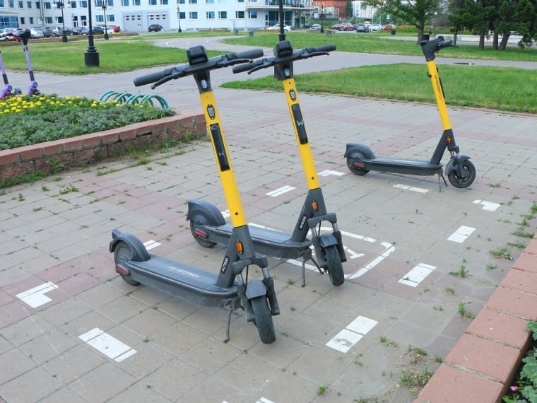 Власти Омска планируют ввести систему штрафов за нарушения правил парковки электросамокатов Припаркованные же в неположенных местах самокаты предлагают эвакуировать на специальную стоянку