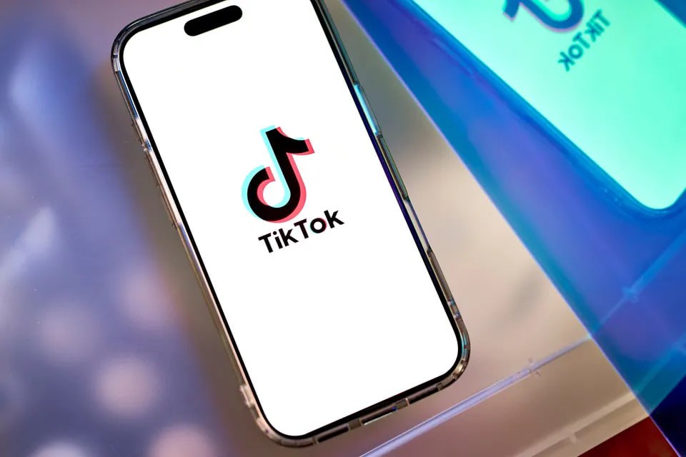 Китайская материнская компания TikTok вероятно получит около половины прибыли от деятельности платформы в США даже после того как она продаст контрольный пакет акций американским инвесторам в рамках сделки организованной президентом Дональдом Трампом Ожидается что ByteDance Ltd будет получать лицензионный сбор со всей выручки полученной от предоставления своего алгоритма американскому операционному подразделению а также долю прибыли пропорциональную его доле в капитале сообщили источники jkinvest news jkinvest