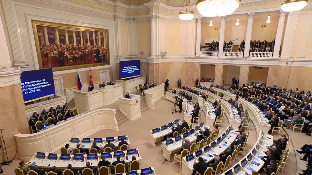 Сегодня губернатор Петербурга выступает с ежегодным отчетом перед депутатами Законодательного собрания Свой доклад Александр Беглов посвятил социально экономическому развитию города и его достижениям в различных сферах в 2025 году Коротко об экономике строительстве и транспорте  Показатель валового регионального продукта Петербурга может составить 14 трлн рублей а его рост 3  Петербург обеспечил 3 трлн 888 млрд налоговых поступлений в бюджеты всех уровней  Объем инвестиций составил 1 трлн 735 млрд рублей  Средняя номинальная начисленная заработная плата горожан увеличилась почти на 12 и превысила 121 тысячу рублей  Индекс промышленного производства увеличился на 5 4  Расходы бюджета Петербурга составили 1 трлн 476 млрд рублей  В 2025 м введено в эксплуатацию 105 социальных объектов поликлиники школы детсады 17 объектов дорожно транспортной инфраструктуры ШМСД трамвайная линия в Шушары и 55 объектов коммунального хозяйства  Парк общественного транспорта пополнили 466 автобусов и электробусов а также 92 троллейбуса и 61 трамвай Подписаться на НТВ Петербург МАКС