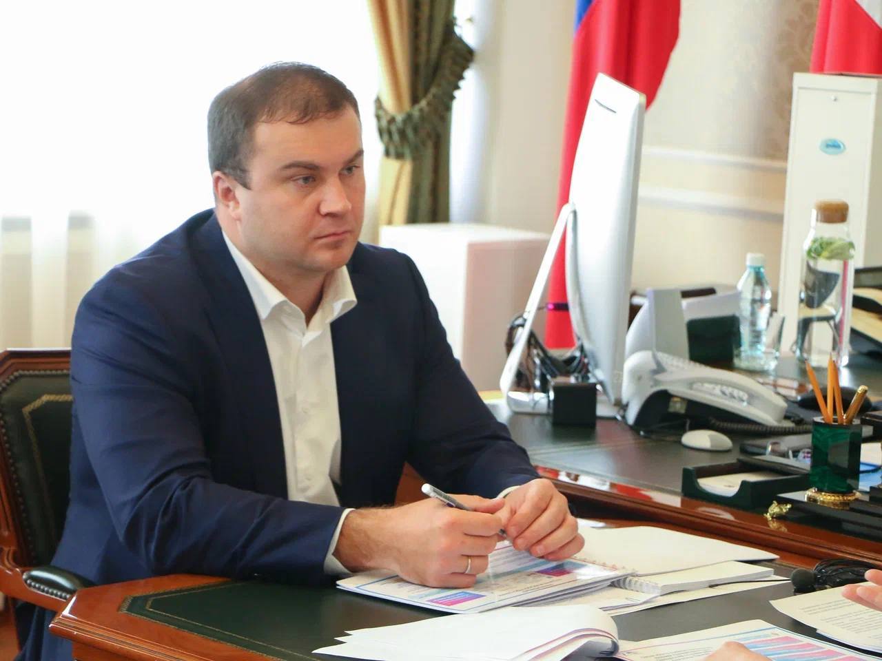 Губернатор Омской области Виталий Хоценко провел рабочую встречу с Уполномоченным по правам ребенка Елизаветой Степкиной, обсудив важные направления работы и планы на ближайшую перспективу. В ходе встречи детский правозащитник представила отчет о соблюдении прав детей, отметив рост обращений по вопросам семьи, образования и социальной защиты. В 2024-2025 годах Омская область становилась неоднократным победителем грантовых федеральных конкурсов. Получена финансовая поддержка на расширение услуг для семей с детьми, развитие подростковых центров, приобретение интерактивного оборудования для детей с ограниченными возможностями здоровья, открытие центров дневного пребывания для детей-инвалидов. В 2025 году будет продолжена поддержка семей и профилактика социального сиротства. Виталий Хоценко подчеркнул важность этой работы и перспективы дальнейшего укрепления взаимодействия власти и общества в защите прав ребенка. По его оценке, деятельность Уполномоченного по правам ребенка имеет большое значение для решения задач, направленных на максимальное содействие в защите прав детей, усиление взаимодействия власти и общества в данной сфере.