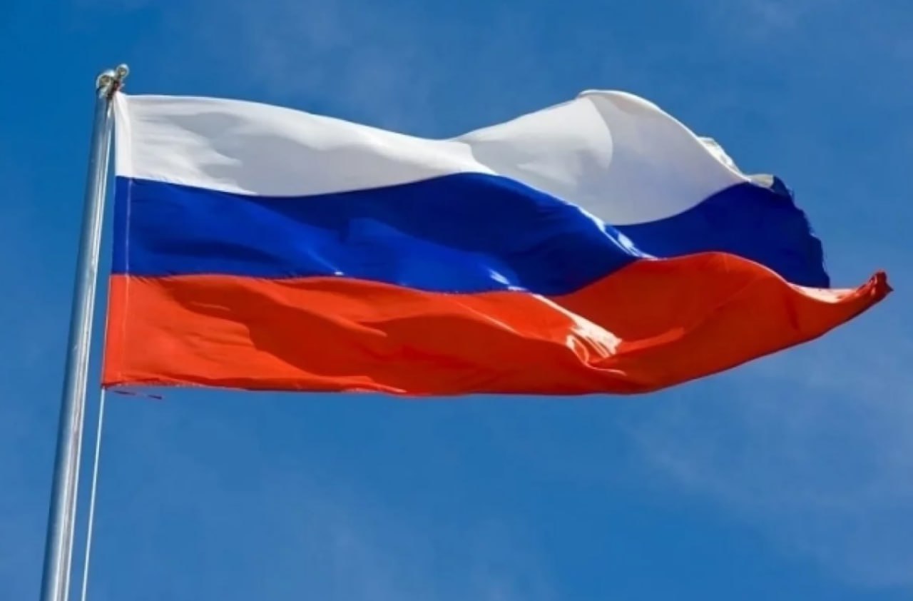 В Краснодаре женщина украла государственный флаг со здания поликлиники  Личность женщины устанавливается. Кроме того, по данному факту проводится проверка.  Подписаться на «АиФ-Юг»