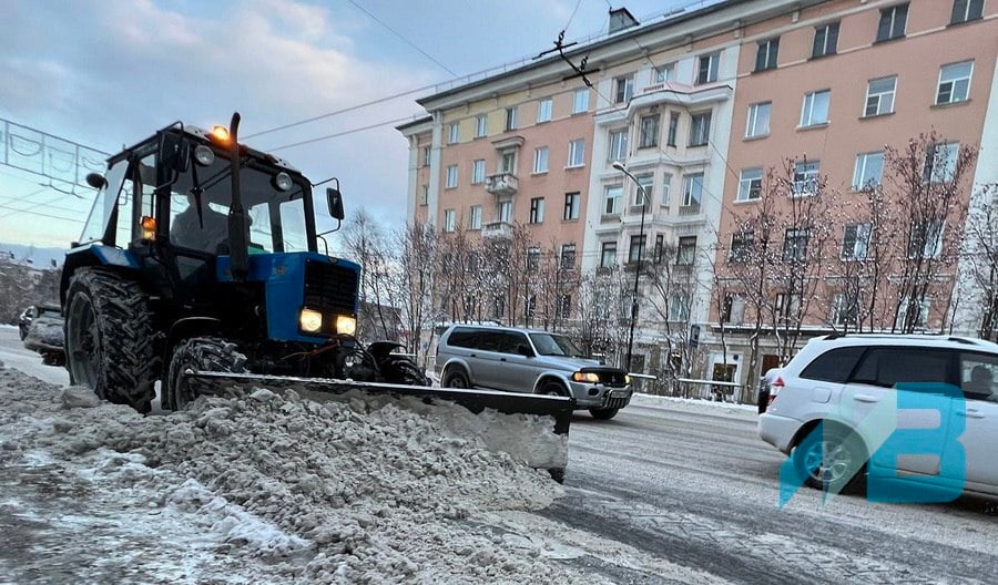 В Мурманск пришла зима, дороги областного центра убирают десятки спецмашин  За ночь и утро вывезено 150 кубометров снега. От осадков очищают также лестницы, остановки, тротуары.