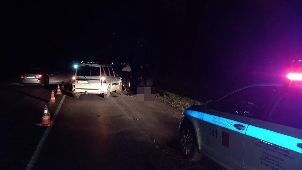 Сорокалетний мужчина погиб на автодороге «Челябинск — Новосибирск» В темноте он пытался перейти проезжую часть в неположенном месте. Его сбила машина. В полиции отмечают, что пешеход был в одежде темных тонов без светоотражающих элементов. / Прислать новость