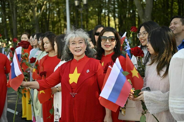 Иностранным туристам могут упростить въезд в Россию Минэкономразвития РФ подтвердило что рассматривает предложения туроператоров Сейчас иностранцы проводят на паспортном контроле в аэропортах от 3 до 7 часов АТОР предлагает сократить это время и пересмотреть лимит ввоза наличных без декларации Сегодня он составляет 10 000 долларов Также обсуждается запуск круглосуточных обменных пунктов в аэропортах и финансовая поддержка туроператоров за каждого привезенного туриста tipical vizovik