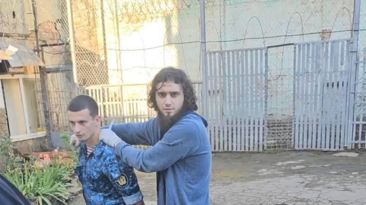 В Ростове-на-Дону завершили расследование захвата заложников в СИЗО    Следователи завершили расследование уголовного дела о захвате заложников в СИЗО Ростова-на-Дону, сообщает СУСК России по Ростовской области.    "Следователи завершили расследование уголовного дела о покушении на побег из следственного изолятора в Ростове-на-Дону, захвате заложников и преступлениях террористической направленности", - говорится в сообщении.    Уточняется, что по делу проходят пять человек, которые в зависимости от роли и степени участия обвиняются по статьям о покушении на побег из-под стражи, захвате заложников, дезорганизации деятельности учреждений, обеспечивающих изоляцию от общества, участии в деятельности террористической организации, покушении на теракт и приготовлении к участию в незаконном вооруженном формировании.    По данным следствия, в июне 2024 года фигуранты, находясь в СИЗО-1 в Ростове, самовольно покинули камеры и захватили в заложники двух сотрудников ГУФСИН. Еще четырем сотрудникам они нанесли телесные повреждения. Во время спецоперации пять злоумышленников, входивших в состав организованной группы, были ликвидированы, еще пять - задержаны.    Следователи установили, что фигуранты являлись приверженцами террористической организации, деятельность которой запрещена на территории Российской Федерации.   Подписаться на "Новости Ростова"    Прислать новость