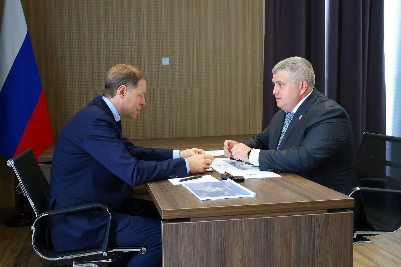 Новгородскую область посетил Первый заместитель Председателя Правительства России Денис Мантуров Он ознакомился с деятельностью промышленных предприятий региона: сборочного производства оптоволоконных дронов «Князь Вандал Новгородский», «Специального конструкторско-технологического бюро по релейной технике», филиала Научно-производственной корпорации «Системы прецизионного приборостроения», ИНТЦ «Интеллектуальная электроника — Валдай». Первый вице-премьер поручил Минпромторгу России проработать возможность докапитализации регионального Фонда развития промышленности Новгородской области для поддержки проектов по выпуску высокотехнологичной продукции.