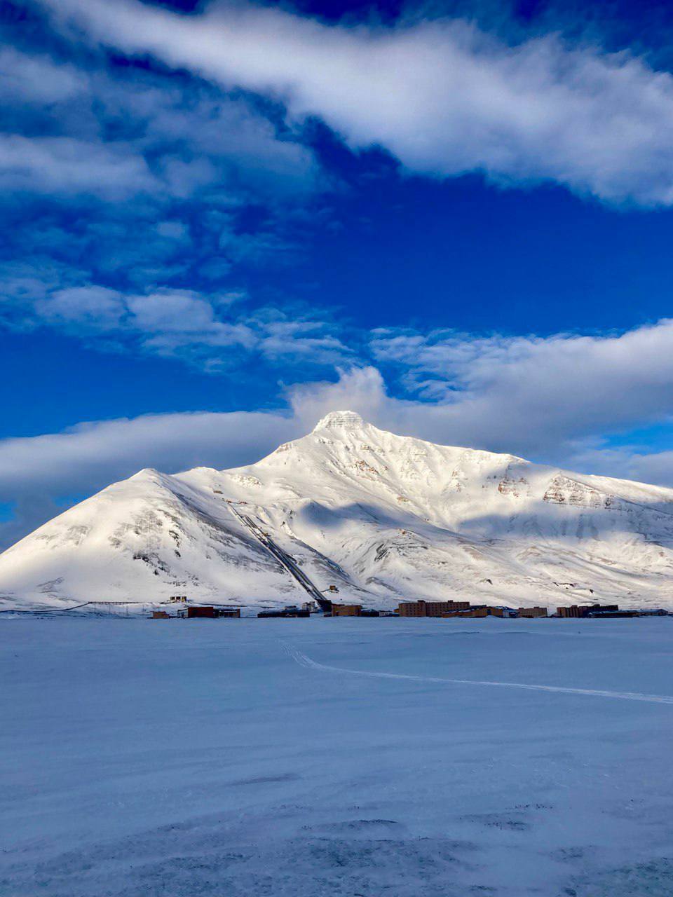 Минвостокразвития совместно с Арктическим и антарктическим научно исследовательским институтом организуют международную научно исследовательскую экспедицию в Арктику Участниками арктического похода станут ученые и полярники деятели культуры искусства архитекторы из России Бразилии ЮАР Китая Индии Экспедиция пройдет в два этапа Первый научно просветительский стартует в августе 2026 го Научно экспедиционное судно Академик Трешников с участниками экспедиции на борту выйдет из Санкт Петербурга дойдет до Мурманска затем пройдет по маршруту Новая Земля Земля Франца Иосифа Северная земля ледостойкая платформа Северный полюс 43 Главная цель сбор информации об океане ледовой обстановке для построения долгосрочных прогнозов изменения климата в Арктическом регионе Второй этап культурно туристический стартует в сентябре Экспедиционное судно Профессор Молчанов трансформируется в междисциплинарную плавучую творческую лабораторию На ее борту обсудят практические подходы и идеи развития арктического туризма градостроительные и архитектурные задачи культурно просветительские проекты На Шпицбергене в течение трех месяцев будут организованы мобильные инсталляции музеи под открытым небом фото и киностудии художественные лаборатории пройдут лекции и семинары