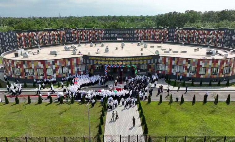 В Чечне открыт первый пансионат для ветеранов войн и труда На берегу «Грозненского моря» в Чечне открылся первый современный пансионат для ветеранов войн, труда и инвалидов. Учреждение рассчитано на 230 человек, сообщает ТАСС. В пансионате ветераны смогут получить медицинскую, психологическую и социальную помощь, питание, уход, а также пройти курсы реабилитации и организованный досуг. Особое внимание уделено поддержке участников специальной военной операции. «Открытие нового современного пансионата — важный шаг в развитии социальной сферы нашей республики. Здесь ветераны получат всестороннюю помощь и необходимые услуги», — отметил председатель правительства Чечни Магомед Даудов. По поручению главы республики в этом году начнется строительство дополнительного корпуса с медико-реабилитационным отделением. Фото: grozny.tv Подпишись — это Кавказ Сегодня!