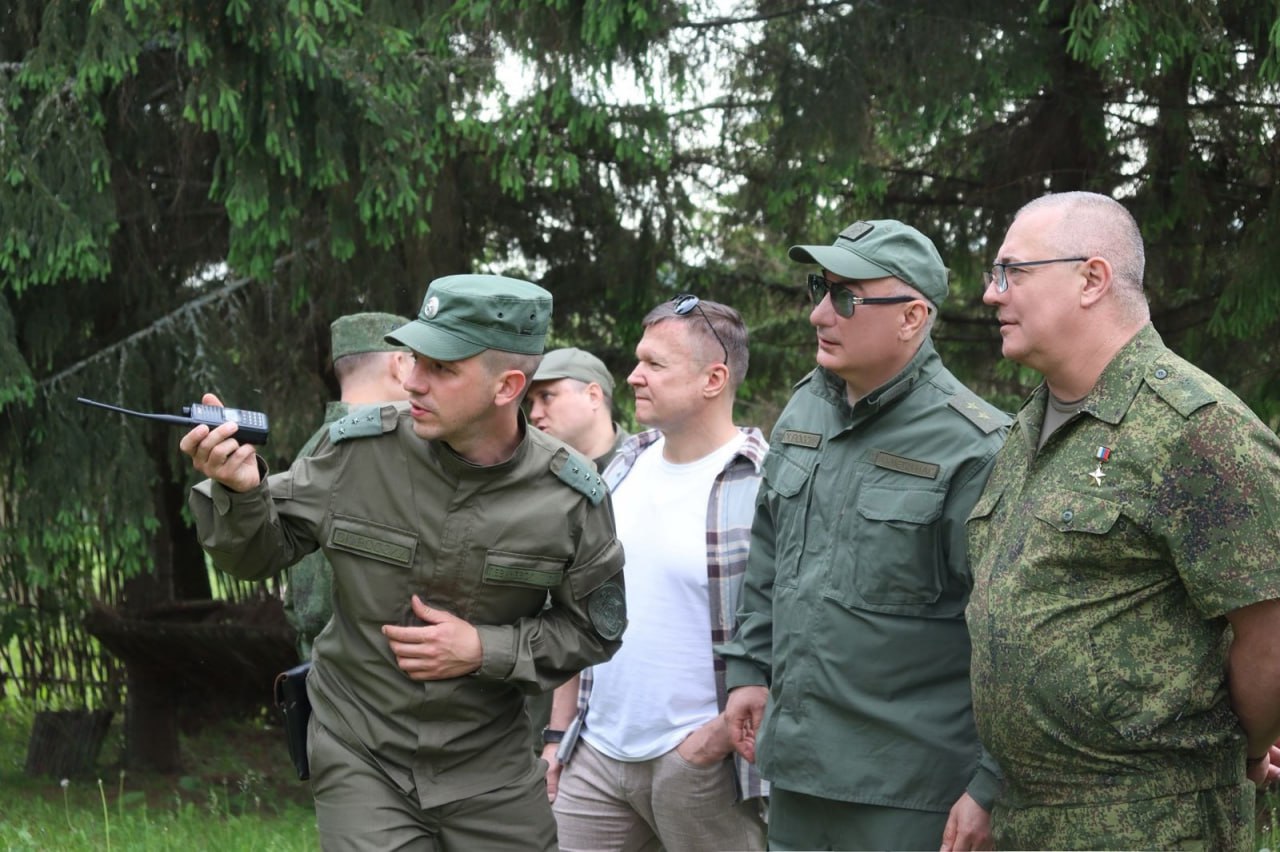 В Нижегородской области проходит практический семинар для молодых следователей Следственного комитета России  В Нижнем Новгороде на базе следственного управления Следственного комитета Российской Федерации по Нижегородской области состоялось открытие расширенного заседания Совета молодых следователей Следственного комитета России и 5-дневного Всероссийского учебно-практического семинара.  В открытии приняли участие руководитель управления общественно-политической работы Следственного комитета Герой России Сергей Васильевич Петров, руководитель регионального следственного управления Айрат Саетович Ахметшин, сотрудники ведомства и Санкт-Петербургской академии СК России, а также представители региональных ГУ МВД, УФСБ, ГУ ФССП, ГУ МЧС, преподаватели учебного центра инженерных войск Минобороны.  С.В. Петров, обращаясь к следователям, отметил важность проведения таких семинаров. «Мы ждем от Вас плодотворной работы, конструктивных предложений по совершенствованию деятельности ведомства. Данные учения - это начало вашего пути познания основ работы на месте происшествия», - подчеркнул Сергей Васильевич.  Руководитель регионального следственного управления Айрат Саетович Ахметшин отметил, что данные учения проводятся территориальным следственным подразделением уже пятый год подряд и направлены на повышение уровня знаний молодых следователей со всех регионов страны. В настоящее время семинар проходит на базе полигона межвидового регионального учебного центра инженерных войск Министерства обороны Российской Федерации, а обучаются в полевых условиях следователи из разных регионов страны, входящие в состав Совета молодых следователей СК России.  Для сотрудников ведомства проводятся теоретические и практические занятия. Они изучают вопросы взрывотехнической криминалистики, судебной баллистики, проводят осмотр места взрыва, изучают основы оказания первой помощи в условиях, приближенных к реальной обстановке совершенного преступления.  Следователи-криминалисты разобрали с участниками занятий правила и способы использования на местах происшествий криминалистической и специальной техники. Кроме того, следователям продемонстрировали применение георадара, детектора нелинейных переходов, металлоискателей, тепловизора, источника криминалистического света и иной современной криминалистической техники.  По окончании теоретических занятий следователи провели осмотр места происшествия на территории партизанской деревни, которая была заминирована, согласно заданной легенде.  Подобные занятия позволяют уже на первоначальной стадии, после приема на службу, подготовить молодых следователей к работе и привить основные навыки следственной деятельности.    Информационный центр СК России
