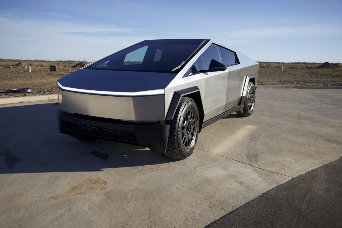 Tesla сняла с продажи базовую версию Cybertruck с задним приводом через пять месяцев после её выпуска Модель предлагали за 70 тысяч против 80 тысяч за полноприводную версию Но её практически никто не покупал vc ru artur 2214116