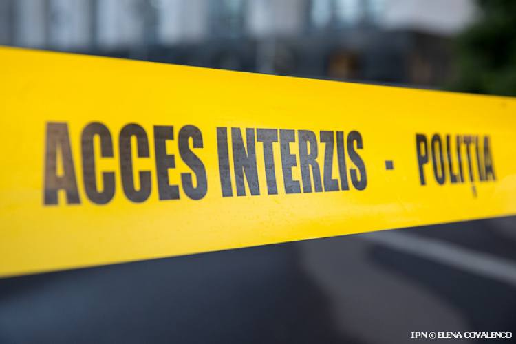 Шокирующие подробности о преступлениях задержанных в Новоаненском районе По данным источников подозреваемые мужчина и женщина убили по меньшей мере трёх человек а затем предположительно использовали их тела для кормления свиней в одном из домов в селе Березки Главный подозреваемый владел фермой и нанимал на работу социально уязвимых людей Во время обысков полиция обнаружила одежду одной из жертв в колодце на территории дома