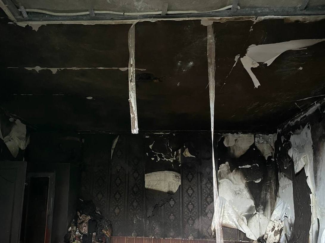 Три человека погибли на пожаре в Симеизе. Обстоятельства трагедии устанавливает прокуратура Крыма. Как сообщили в Следкоме, на месте нашли много тары из под алкоголя и окурки.