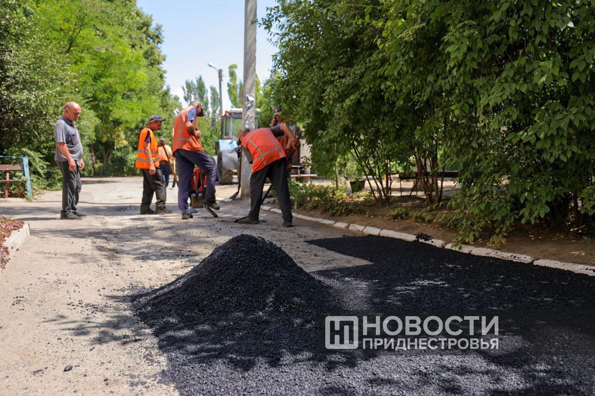 Экономический кризис ударил по Дорожному фонду, но срочные работы по ремонту внутридомовых территорий продолжаются. В Тирасполе по Одесской улице обновили часть дорожек к подъездам и тротуар. Эти работы проходят в рамках ежегодной Адресной программы по ремонту и содержанию дворовых и внутриквартальных территорий по депутатским округам . Сейчас программа выполнена на 15–20%. В столичном ДРСУ говорят, что полностью завершить её планируют через 3 месяца.