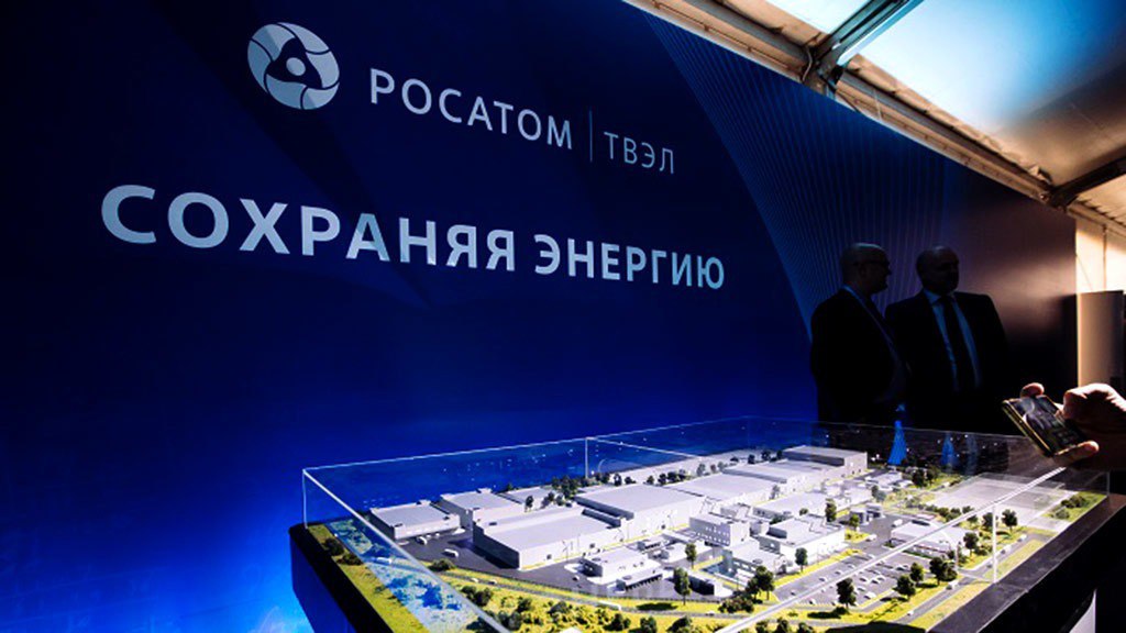 Кириенко Путин не послушал юристов и подписал закон о создании Росатома Президент России Владимир Путин в 2007 году подписал закон о создании госкорпорации Росатом несмотря на возражения ведущих юристов сообщил первый заместитель руководителя администрации президента председатель наблюдательного совета Росатома Сергей Кириенко Очень квалифицированные и компетентные юристы докладывали президенту что этот закон принимать нельзя потому что такого никогда не было потому что он противоречит всему прецедентному праву Президент выслушал и сказал Да такого никогда не было Но и атомная отрасль в России только одна и подписал закон Именно Кириенко тогда возглавлял госкорпорацию