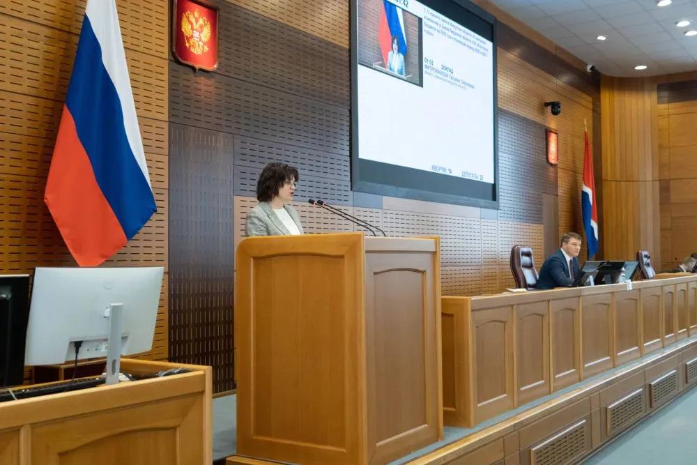 Мост через Зею в Благовещенске отремонтируют более чем за 134 миллиона рублей На 63 м заседании Законодательного Собрания были внесены изменения в бюджет Амурской области Общая сумма доходов увеличилась почти на 3 миллиарда рублей В 2025 году расходы областного бюджета составят 142 2 миллиарда рублей Об этом сообщает пресс служба Законодательного Собрания Амурской области Резервный фонд Правительства Амурской области пополнен на 2 1 миллиарда рублей для покрытия непредвиденных расходов Заместитель председателя Законодательного Собрания председатель комитета по вопросам бюджетной налоговой и социальной политики Валентина Калита рассказала что амурская система образования получит дополнительную поддержку В частности предлагается выделить 325 миллионов рублей на оплату труда работников муниципальных образовательных учреждений в связи с увеличением показателя среднемесячный доход от трудовой деятельности и проведением индексации Более 17 миллионов рублей будут направлены на поддержку специалистов работающих в сельской местности 5 3 миллиона рублей решено выделить на ремонт молодежного центра в Тынде в рамках программы комплексного развития молодежной политики Регион для молодых Кроме того 3 5 миллиона рублей пойдут на мероприятия по переселению граждан из аварийного жилья В рамках государственной программы Модернизация жилищно коммунального комплекса энергосбережение и повышение энергетической эффективности в Амурской области дополнительно предусмотрено более 265 миллионов рублей для обеспечения стабильного отопительного сезона В скорректированном бюджете Амурской области предусмотрено дополнительное финансирование для сельского хозяйства На его развитие будет выделено 197 миллионов рублей Эти средства предназначены для возмещения части затрат аграриев на электроэнергию селекционно племенную деятельность и покупку оборудования Особое внимание уделяется развитию транспортной инфраструктуры На ремонт моста через реку Зею в Благовещенске предусмотрено более 134 миллионов рублей Фото пресс службы Законодательного Собрания Амурской области ТЕЛЕПОРТ РФ здесь все об Амурской области  Мы в МАХ  Написать нам