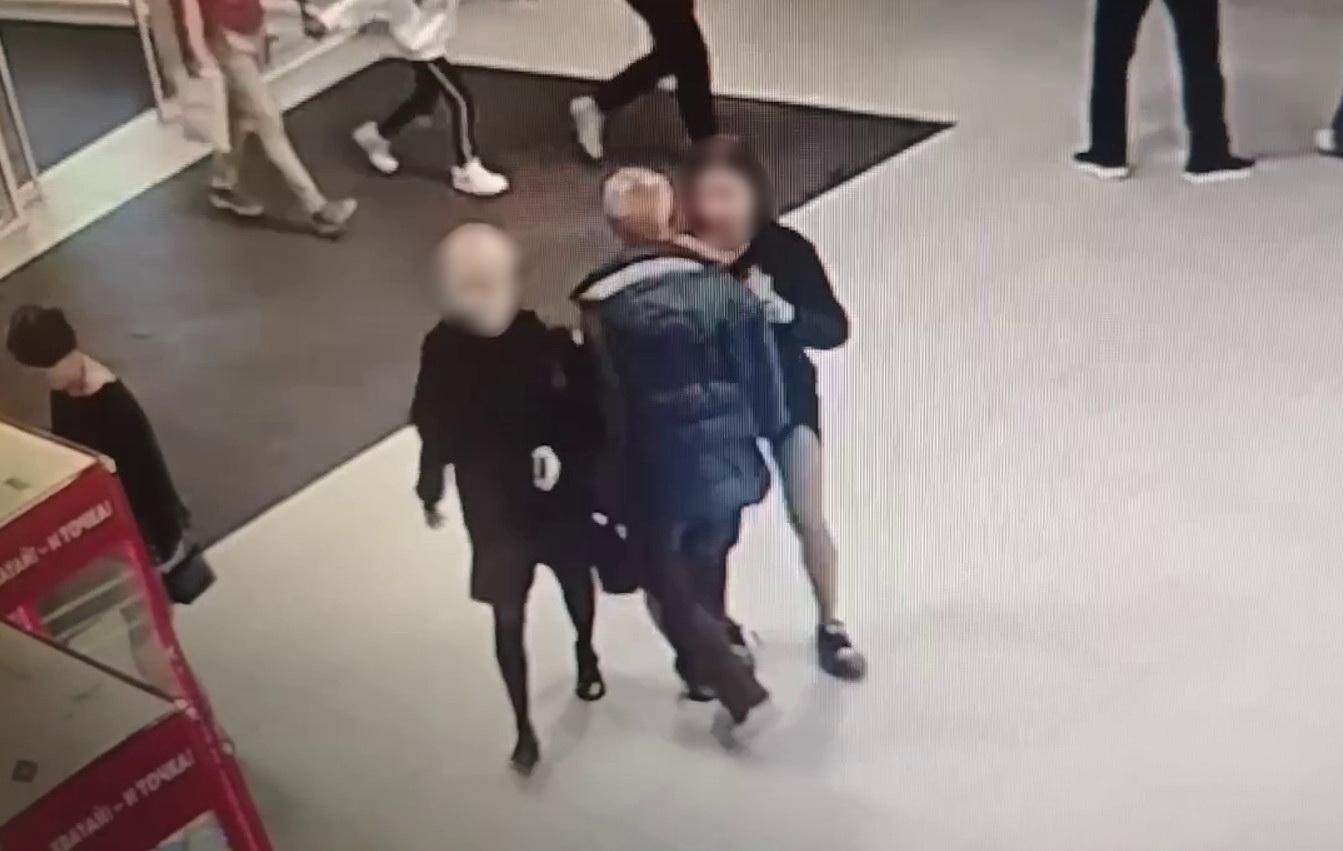 Подошел и схватил за промежность Полиция ищет лысого развратника из Лондон Молла Уголовное дело о насильственных действиях сексуального характера возбуждено следственными органами ГСУ СК по Петербургу после инцидента в Лондон Молле