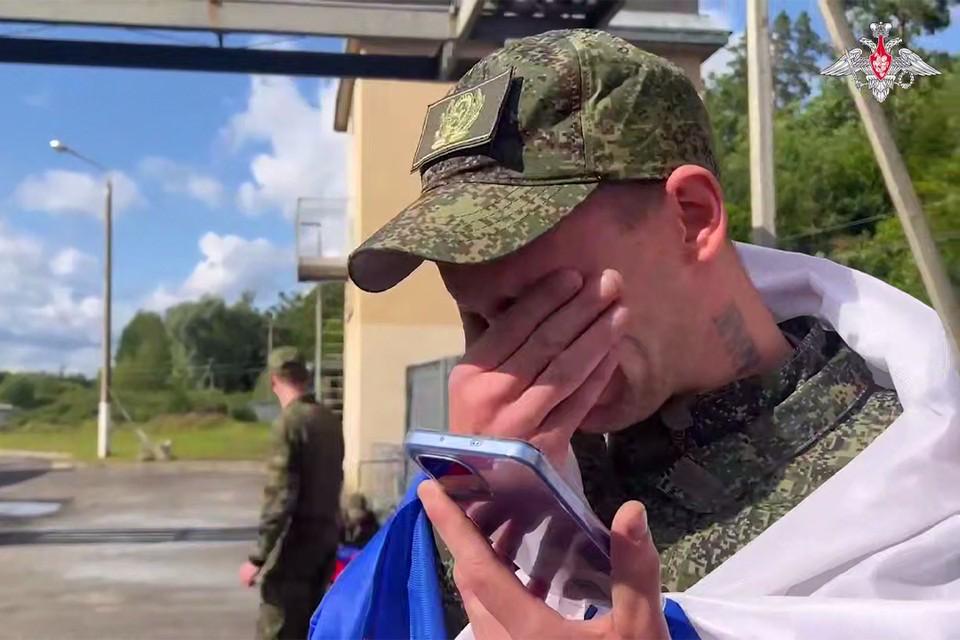 Из украинского плена вернулся еще один житель Пермского края Житель Куеды заключили контракт с Минобороны РФ в ноябре 2023 года. В декабре того же года семья потеряла с ним связь, и бойца признали пропавшим без вести. Со слов сослуживцев, он после тяжелого боя в лесу столкнулся с новой украинской штурмовой группой и был пленен. Об этом сообщил омбудсмен Игорь Сапко. Спустя время сестра нашла в интернете видео, где узнала своего брата среди других военнопленных. Она надеялась и верила до конца, что брат обязательно вернется домой. Обмен военнопленными Россия с украинской стороной провела 26 июня. Подпишись на «КП-Пермь»