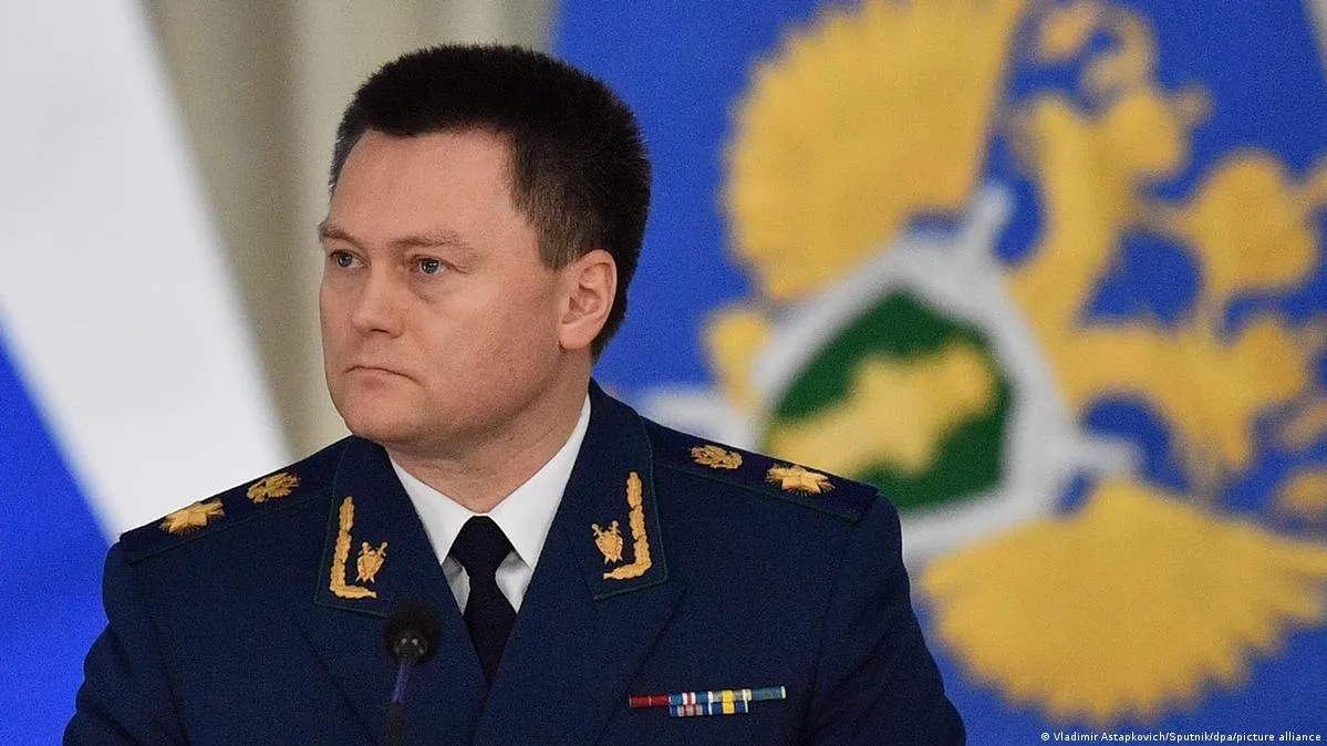 Глава Верховного суда РФ Российские суды лучшее место чтобы добиться справедливости а на Западе они как игра в покер В отличие от судебных процессов в РФ похожих на шахматную партию суды в западных юрисдикция сравнимы с карточной игрой где ключевую роль играют заранее подготовленная стратегия доказательственные порой граничащие с шулерством маневры и даже эффект неожиданности написал юрист Игорь Краснов в статье для российского издания РБК Председатель Верховного суда РФ находящийся под санкциями ЕС Великобритании США Украины и ряда других стран уверен что внегосударственный статус и провозглашаемая независимость зарубежных судов это фикция в то время как в российской судебной системе фигуры видны правила прозрачны поле для принятия решений ограничено четкой логикой Суды в РФ лучшее место чтобы добиться справедливости написал Краснов призвав выбирать российскую юрисдикцию для судебных разбирательств Еще одним замечательным преимуществом судов в РФ как полагает титулованный юрист является скорость делопроизводства если дорогостоящие международные арбитражи тянутся от полутора до трех лет то российские лишь около трех месяцев По мнению Краснова замечательно и то что судебные расходы в РФ намного ниже в частности благодаря высокому уровню цифровизации Краснов возглавил Верховный суд в 2025 году ранее он был генпрокурором а до этого зампредседателя Следственного комитета Это первый в истории современной России и СССР случай когда главный гособвинитель страны стал главным судьей В конце февраля 2015 года Краснов возглавил следственную группу по делу об убийстве Бориса Немцова а потом был отстранен и пошел на повышение В частности он получил медийную известность как руководитель следствия по делу об убийстве царской семьи Романовых Доходы семьи Игоря Краснова стали объектом внимания расследователей Фонда борьбы с коррупцией по данным которого родственники генпрокурора РФ за три года после начала полномасштабной войны против Украины приобрели недвижимость почти на 1 5 млрд рублей dwglavnoe