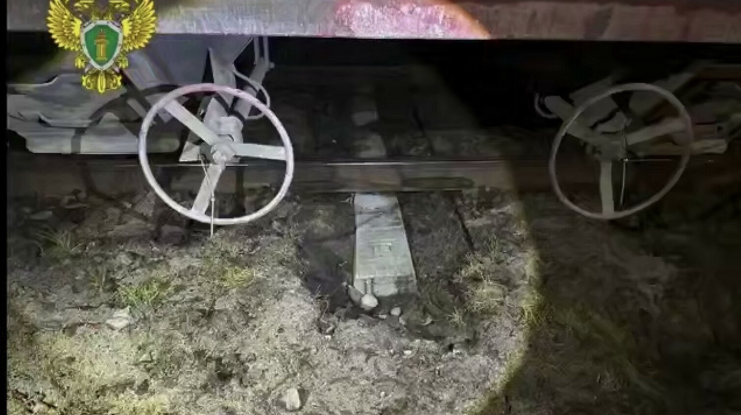 В Мурманской области сошли с рельсов пять вагонов с нефтепродуктами На станции Комсомольск Мурманский произошел сход пяти вагонов с нефтепродуктами транспортная прокуратура устанавливает обстоятельства передает ArbatMedia Сход вагонов произошел 1 ноября на маневровом участке железнодорожной станции Об этом сообщили в пресс службе Северо Западной транспортной прокуратуры По данным ведомства вагоны перевозили нефтепродукты однако утечек топлива не обнаружено В результате происшествия никто не получил травм движение поездов в районе происшествия было временно ограничено На месте работают представители Мурманской транспортной прокуратуры которые выясняют причины и условия произошедшего Прислать новость