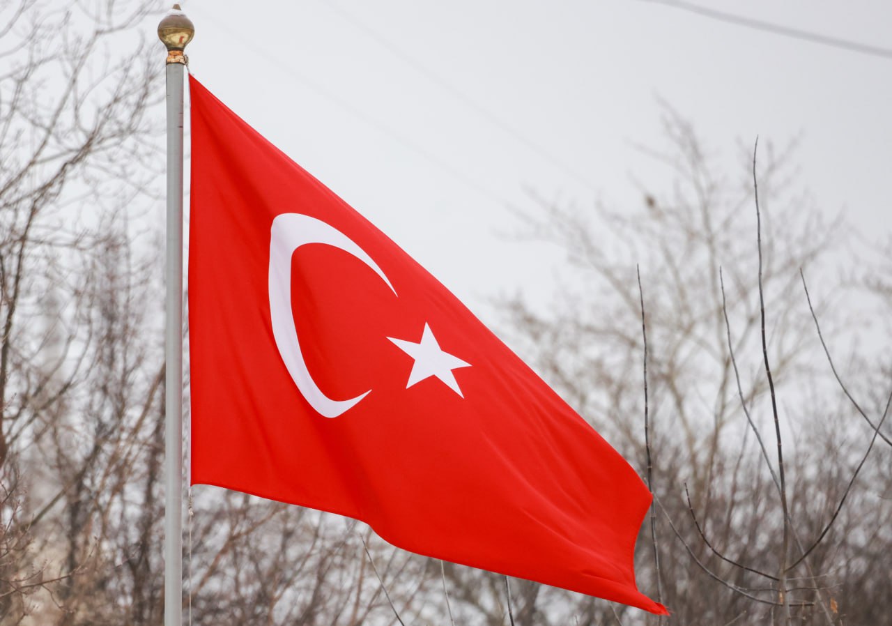 Турция представила свою самую дальнобойную гиперзвуковую ракету Tayfun Block-4 Разработку презентовали на международной выставке оборонной промышленности IDEF-2025 в Стамбуле. Форум собрал порядка 400 компаний из 44 стран. Как сообщили разработчики, ракета обладает самой большой дальностью действия среди созданных в республике систем. Подпишись на «Говорит Москва»