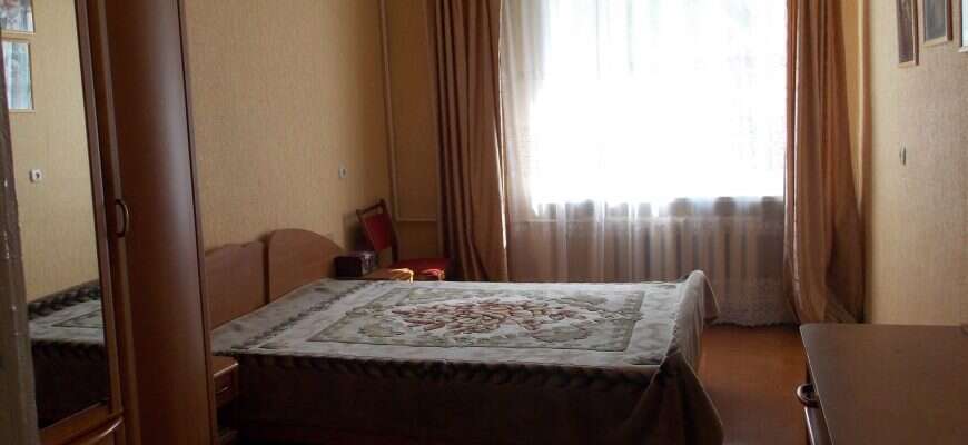 Объем рынка аренды жилья значительно вырос с 2023 по 2025 год увеличившись почти на 10 и достигнув 251 млн кв м следует из данных ДОМ РФ При этом доля нелегального сектора остается крайне высокой 95 Федеральная налоговая служба активно ищет пути для легализации этого рынка о чем рассказал глава ФНС Даниил Егоров Егоров видит потенциал обеления рынка в использовании данных от цифровых платформ которые выступают в роли досок объявлений для сдачи жилья Хотя сами платежи часто идут мимо них эти платформы собирают информацию о коммерческой активности которую ФНС может использовать По его словам это все равно не обеспечит 100 легализацию В качестве еще одного инструмента который может повлиять на ситуацию рассматривается предоставление налоговых вычетов арендаторам Егоров объяснил что это создаст конфликт интересов Чтобы получить вычет арендатору потребуются официальные документы что стимулирует его настаивать на легальном оформлении сделки