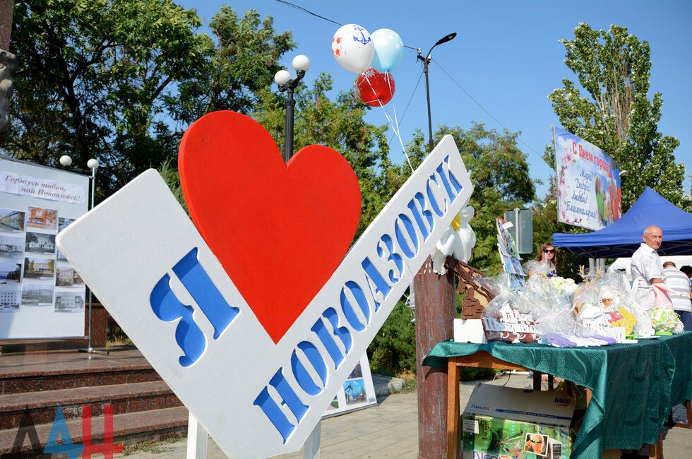 Новоазовский округ сделают комфортным местом отдыха для туристов Остановиться путешественники смогут в туристическом комплексе вблизи села Широкино в состав которого войдут гостиницы и апарт отели виллы кемпинги а также благоустроенная общественная зона для проведения мероприятий Также в планах строительство сезонного глэмпинга в виде модульных домов и базовой инфраструктуры для водных видов спорта и детского отдыха Читать полностью  Подпишись на нас в MAX