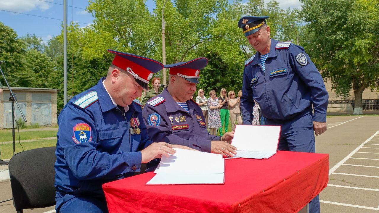 Военно-полевые сборы стартовали в Республиканском казачьем кадетском корпусе. Об этом с места события передает корреспондент ЛИЦ. Сборы продлятся три недели. Как отметил директор учебного заведения Андрей Устинских, за это время кадеты смогут закрепить знания и навыки, полученные в течение учебного года. «Кадетский корпус отличается от обычной школы тем, что здесь воинская дисциплина — это номер один. Мы закрепляем на военно-полевых сборах все то, чему мы учились в течение года, подводим итоги, усовершенствуем то, что мы не успели сделать. Без этого не переходят на следующий год обучения», — сказал он.