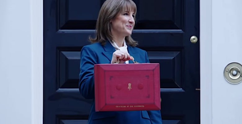 Осенний бюджет Рейчел Ривз главное 26 ноября министр финансов Великобритании Рейчел Ривз представила осенний проект бюджета страны Низкие рейтинги правящей Лейбористской партии и скромные показатели роста национальной экономики стали причиной слухов о том что данное выступление будет иметь решающее значение как для самой Ривз на посту министра финансов так и для правительства Кира Стармера Работа над бюджетом сопровождалась утечками данных главная из которых произошла сегодня же Управление по бюджетной ответственности Великобритании OBR случайно опубликовало прогнозы по состоянию национальной экономики за полчаса до выступления министра финансов Поскольку отчет опирается на меры из осеннего бюджета большая часть его содержания сразу же стала доступна СМИ