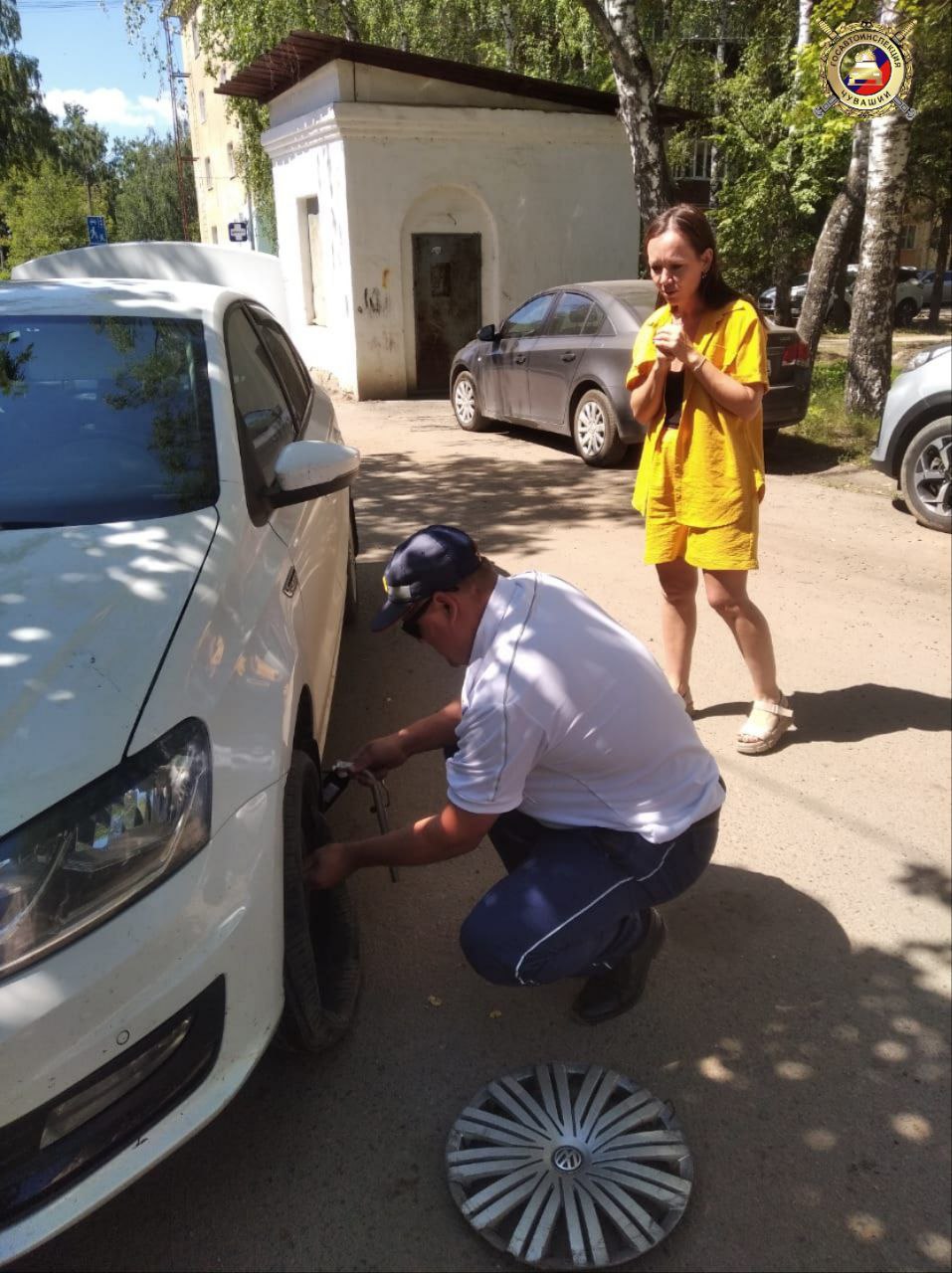 Автоледи из Чебоксар осталась одна на дороге чужого города с лопнувшим колесом. Она растерялась, ведь помощи ждать было неоткуда. Однако ей на помощь пришел местный канашский экипаж Госавтоинспекции. Андрей Агафонов и Владислав Нянин, не раздумывая, взялись за домкрат и за несколько минут установили запаску. "Такие случаи – обыденность для нас, часть работы, о которой не принято кричать. Но если можем помочь – поможем".