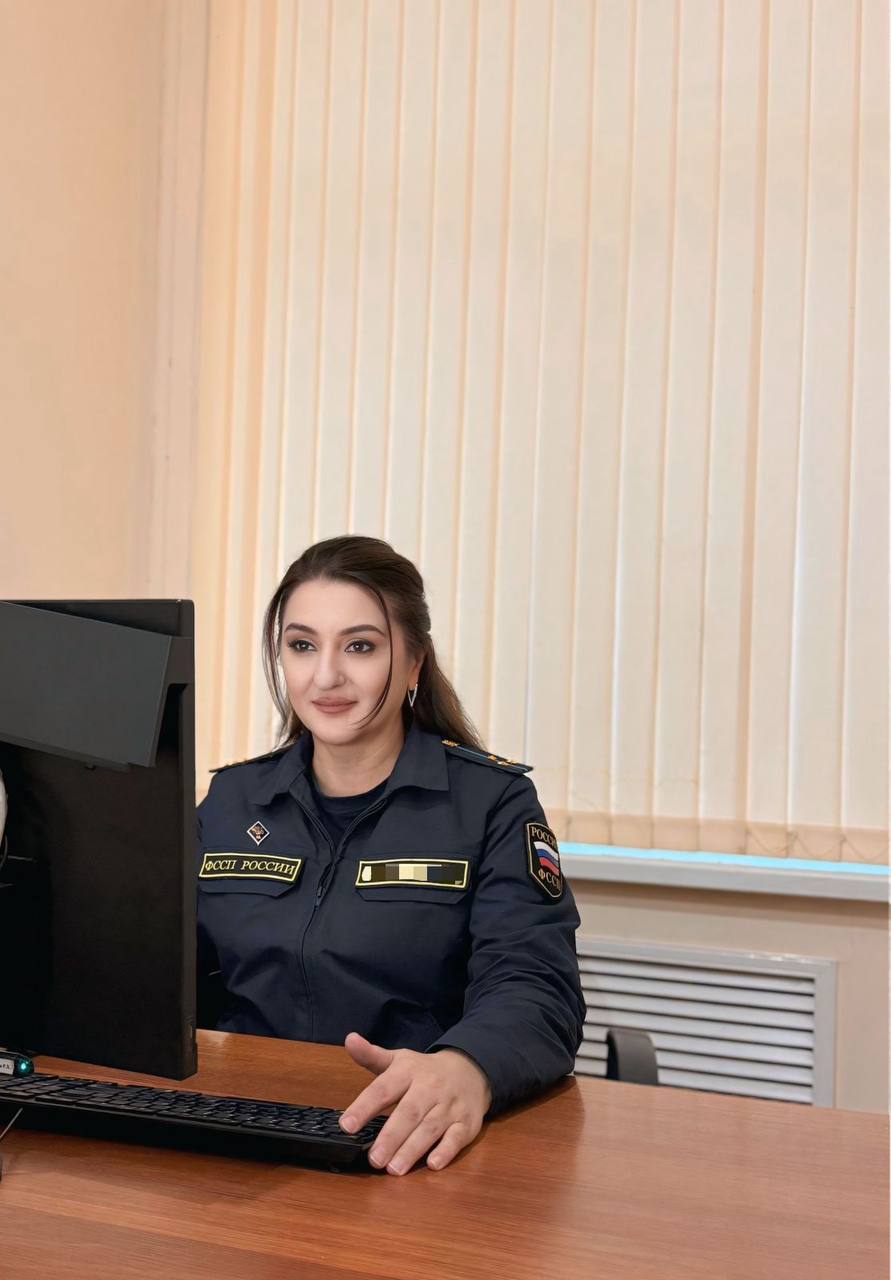 В Чегемском районном отделении судебных приставов УФССП России по Кабардино Балкарской Республике возбуждено исполнительное производство о взыскании алиментных платежей с местного жителя Должник уклоняясь от выплат на содержание своих детей накопил задолженность свыше полумиллиона рублей Судебный пристав исполнитель принял меры для защиты прав детей ограничив должника в праве выезда за пределы страны и обратив взыскание на денежные средства находящиеся в банках Однако несмотря на эти меры гражданин не приступал к выплате долга В результате судебный пристав вынес постановление о временном ограничении на пользование специальным правом Эта мера оказалась решающей для должника Осознав всю серьезность ситуации и возможные последствия мужчина погасил всю сумму задолженности в полном объеме Благодаря грамотным и планомерным действиям судебного пристава права несовершеннолетних детей восстановлены и должник выполнил свои обязательства