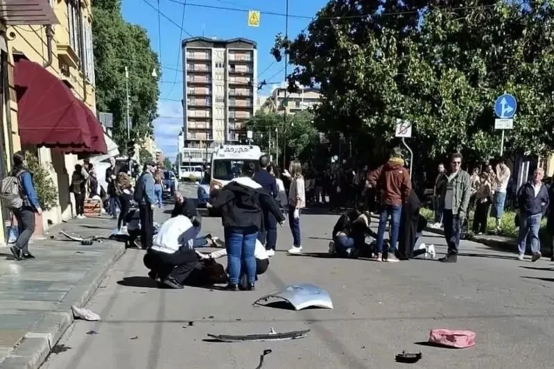 Автомобиль врезался в группу людей в итальянской Модене ранены не менее семи человек пишет Fatto Quotidiano Водитель оказался иностранцем он пытался отбиваться ножом при задержании Подписаться на РИА Новости