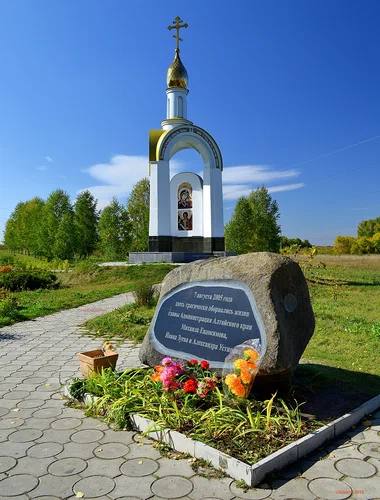 Кафе планируют построить рядом с местом гибели Михаила Евдокимова Будущий дорожный комплекс для туристов возле поворота на село Плешково будет включать в себя заведение общепита, сувенирный магазин, место отдыха. Планы озвучила глава Зонального района Наталья Менщикова. Земля несколько лет была в статусе бесхозной. Поставить участок на кадастровый учет удалось только в конце 2023 года после внесения изменений в Правила землепользования. Вести Алтай